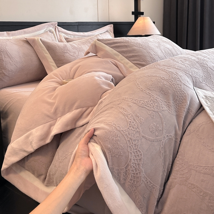 91家纺网 家纺一手货源 找家纺 绘萱家居 2025新品热款高密消光双拼边雕花牛奶绒四件套拼角纯色 洛娜-豆沙