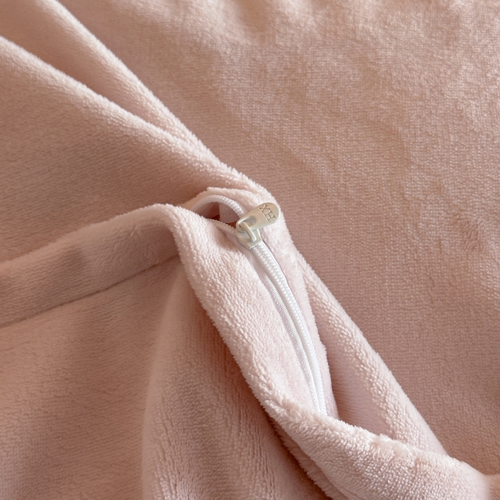 91家纺网 家纺一手货源 找家纺 绘萱家居 2025新品热款高密消光双拼边雕花牛奶绒四件套拼角纯色 洛娜-豆沙