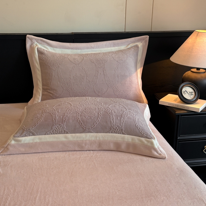 91家纺网 家纺一手货源 找家纺 绘萱家居 2025新品热款高密消光双拼边雕花牛奶绒四件套拼角纯色 洛娜-豆沙