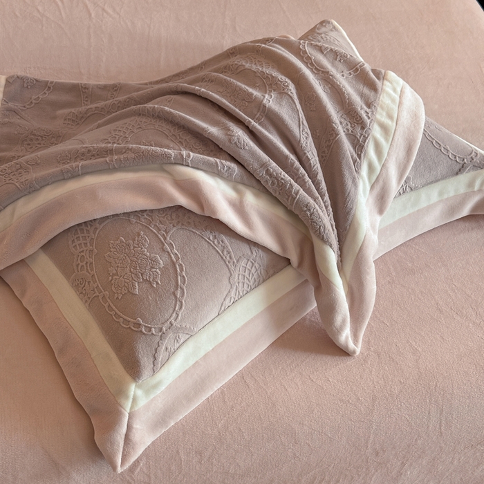 91家纺网 家纺一手货源 找家纺 绘萱家居 2025新品热款高密消光双拼边雕花牛奶绒四件套拼角纯色 洛娜-豆沙