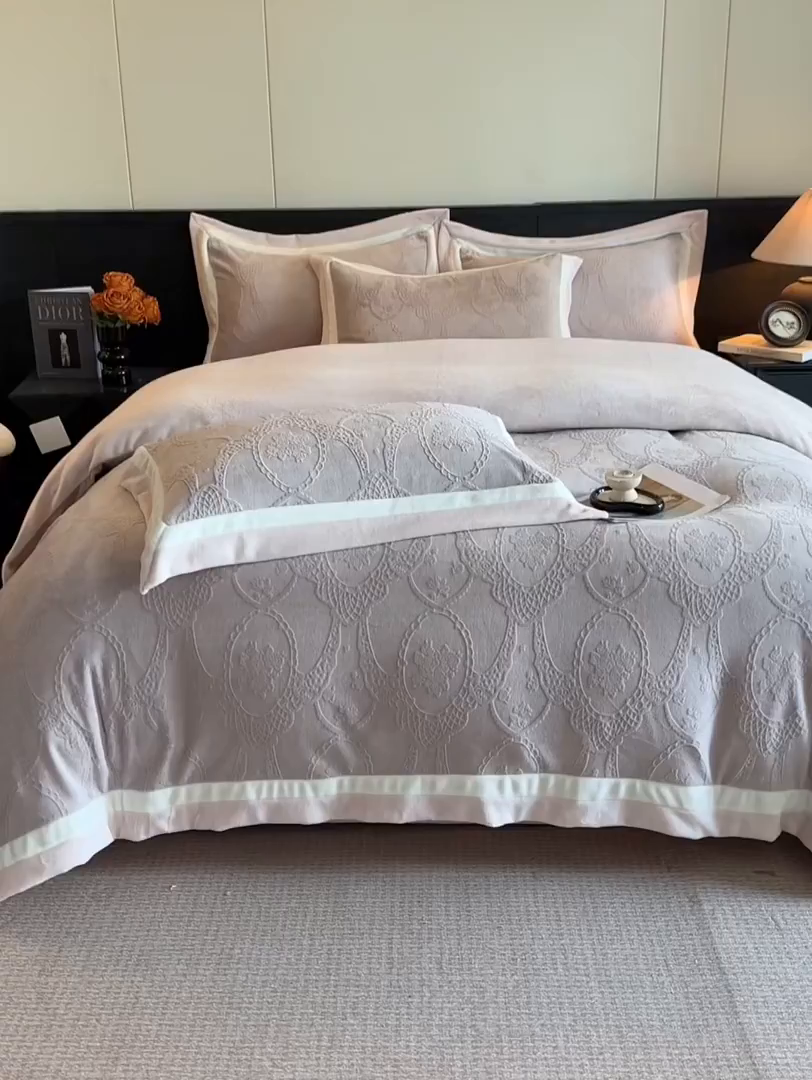 91家纺网 家纺一手货源 找家纺 绘萱家居 2025新品热款高密消光双拼边雕花牛奶绒四件套拼角纯色 洛娜-豆沙