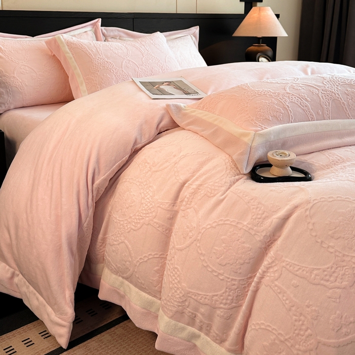 91家纺网 家纺一手货源 找家纺 绘萱家居 2025新品热款高密消光双拼边雕花牛奶绒四件套拼角纯色 洛娜-粉