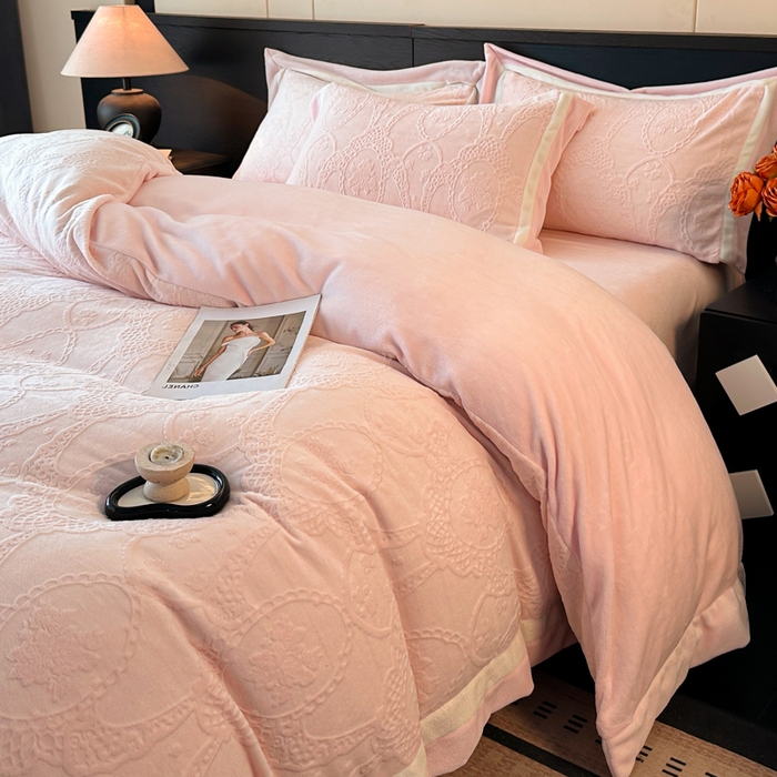 91家纺网 家纺一手货源 找家纺 绘萱家居 2025新品热款高密消光双拼边雕花牛奶绒四件套拼角纯色 洛娜-粉