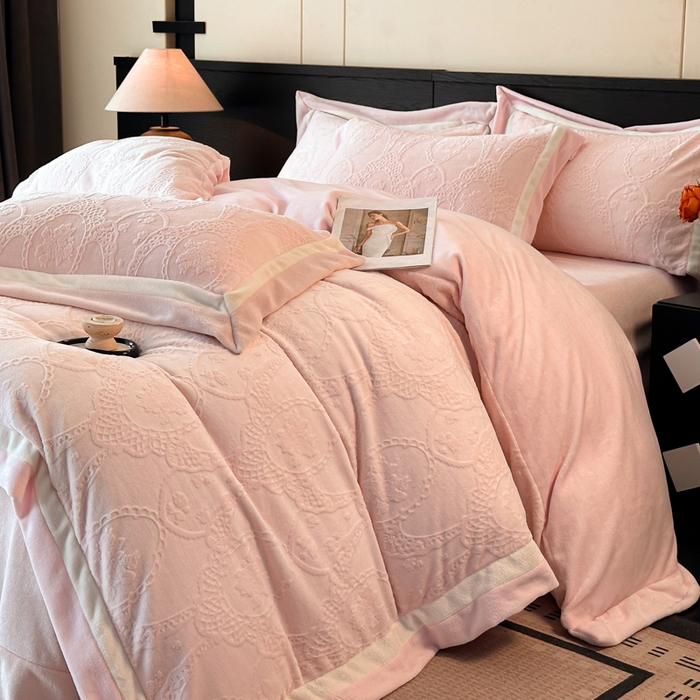 91家纺网 家纺一手货源 找家纺 绘萱家居 2025新品热款高密消光双拼边雕花牛奶绒四件套拼角纯色 洛娜-粉