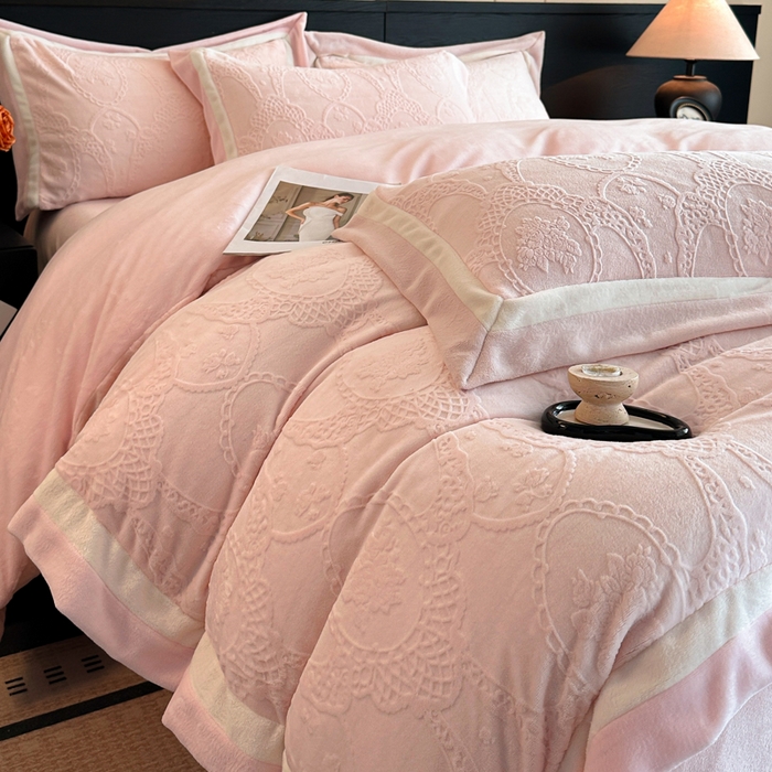 91家纺网 家纺一手货源 找家纺 绘萱家居 2025新品热款高密消光双拼边雕花牛奶绒四件套拼角纯色 洛娜-粉