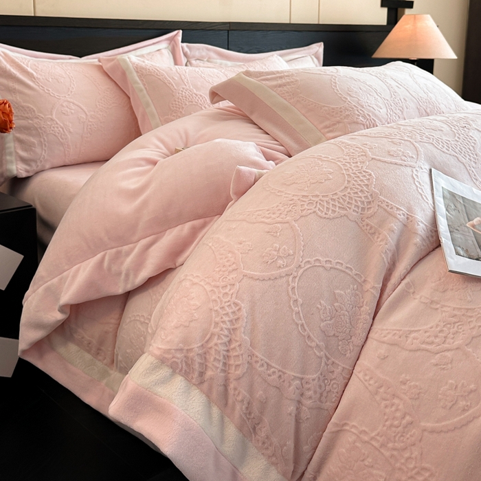 91家纺网 家纺一手货源 找家纺 绘萱家居 2025新品热款高密消光双拼边雕花牛奶绒四件套拼角纯色 洛娜-粉
