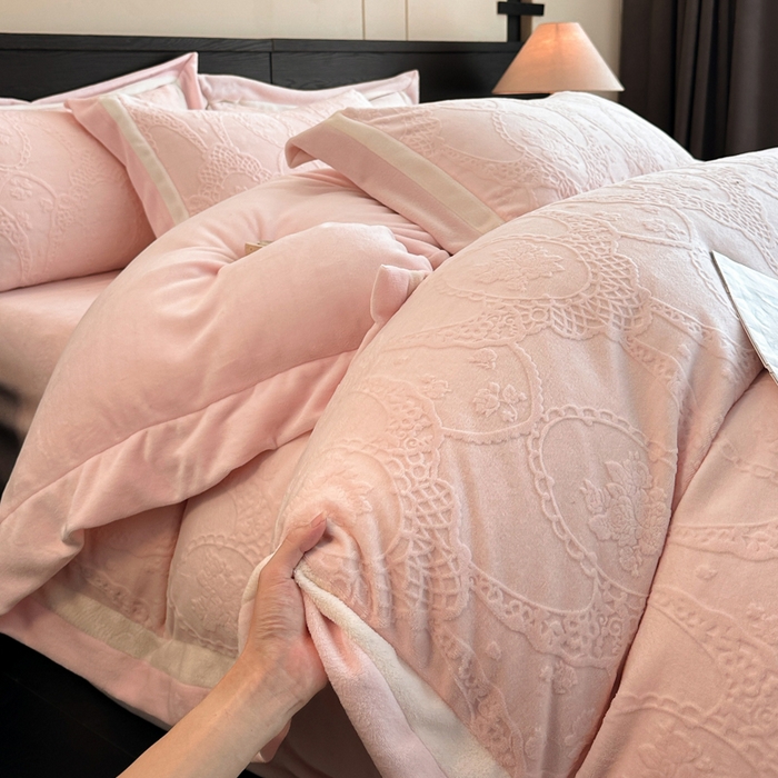 91家纺网 家纺一手货源 找家纺 绘萱家居 2025新品热款高密消光双拼边雕花牛奶绒四件套拼角纯色 洛娜-粉