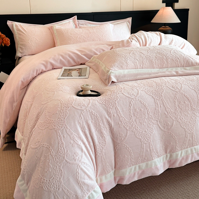91家纺网 家纺一手货源 找家纺 绘萱家居 2025新品热款高密消光双拼边雕花牛奶绒四件套拼角纯色 洛娜-粉
