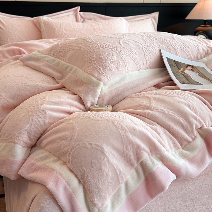91家纺网 家纺一手货源 找家纺 绘萱家居 2025新品热款高密消光双拼边雕花牛奶绒四件套拼角纯色 洛娜-粉