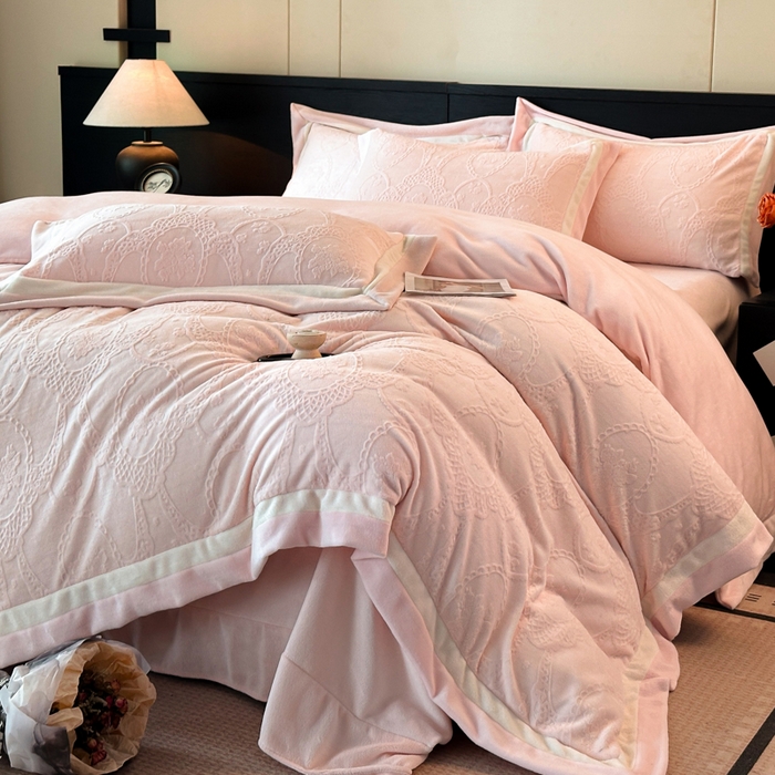 91家纺网 家纺一手货源 找家纺 绘萱家居 2025新品热款高密消光双拼边雕花牛奶绒四件套拼角纯色 洛娜-粉