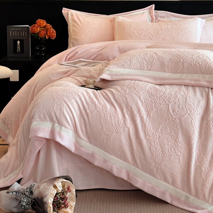 91家纺网 家纺一手货源 找家纺 绘萱家居 2025新品热款高密消光双拼边雕花牛奶绒四件套拼角纯色 洛娜-粉