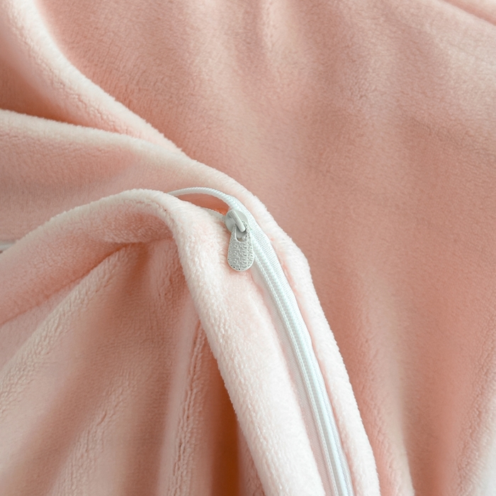 91家纺网 家纺一手货源 找家纺 绘萱家居 2025新品热款高密消光双拼边雕花牛奶绒四件套拼角纯色 洛娜-粉