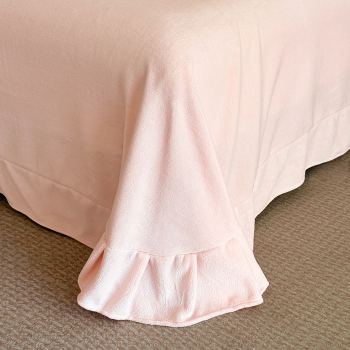 91家纺网 家纺一手货源 找家纺 绘萱家居 2025新品热款高密消光双拼边雕花牛奶绒四件套拼角纯色 洛娜-粉