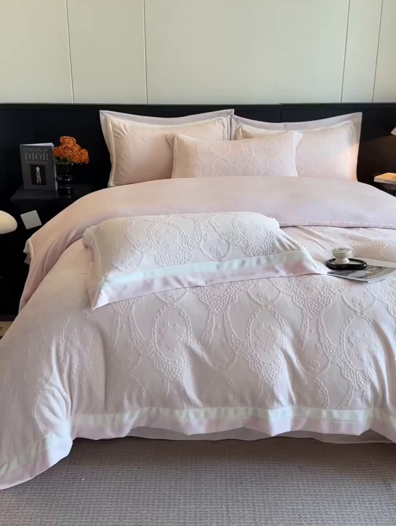 91家纺网 家纺一手货源 找家纺 绘萱家居 2025新品热款高密消光双拼边雕花牛奶绒四件套拼角纯色 洛娜-粉