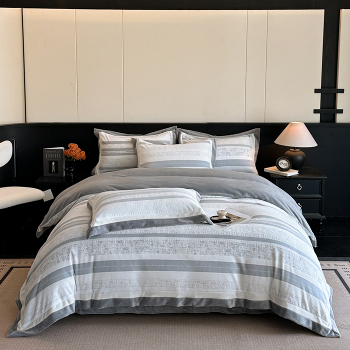 91家纺网 家纺一手货源 找家纺 绘萱家居 2025新品热款高密消光双拼边雕花牛奶绒四件套拼角纯色 维多利亚-灰