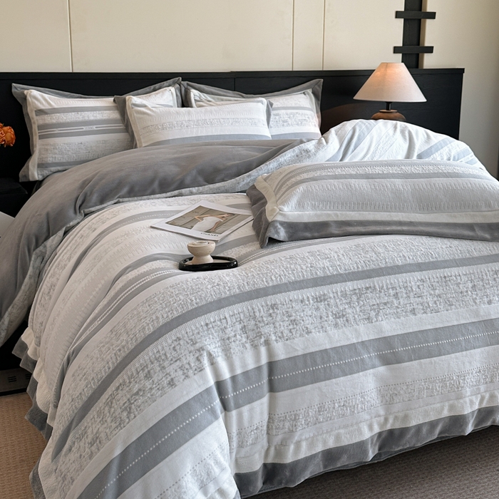 91家纺网 家纺一手货源 找家纺 绘萱家居 2025新品热款高密消光双拼边雕花牛奶绒四件套拼角纯色 维多利亚-灰