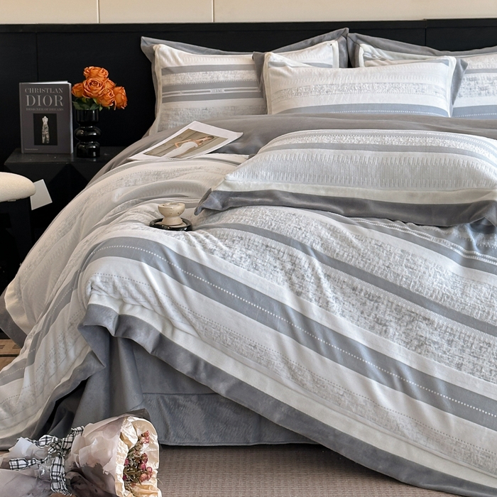 91家纺网 家纺一手货源 找家纺 绘萱家居 2025新品热款高密消光双拼边雕花牛奶绒四件套拼角纯色 维多利亚-灰