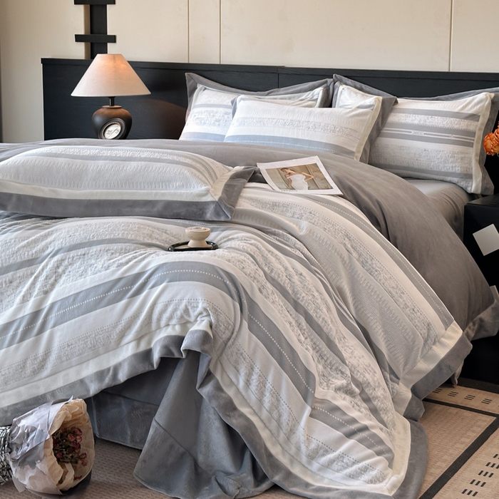 91家纺网 家纺一手货源 找家纺 绘萱家居 2025新品热款高密消光双拼边雕花牛奶绒四件套拼角纯色 维多利亚-灰