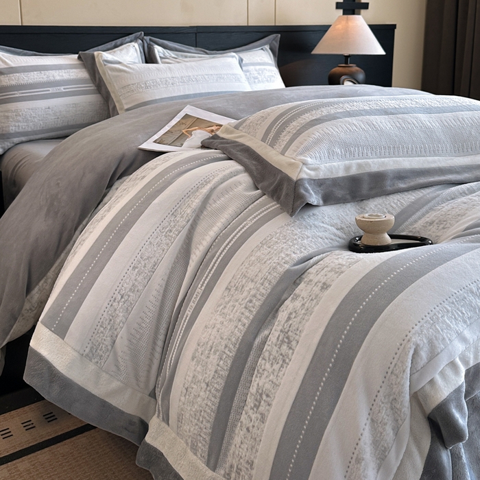 91家纺网 家纺一手货源 找家纺 绘萱家居 2025新品热款高密消光双拼边雕花牛奶绒四件套拼角纯色 维多利亚-灰