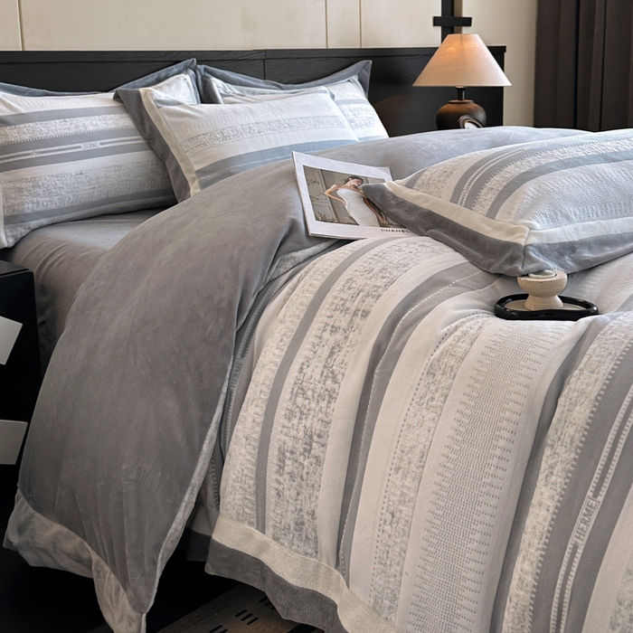 91家纺网 家纺一手货源 找家纺 绘萱家居 2025新品热款高密消光双拼边雕花牛奶绒四件套拼角纯色 维多利亚-灰