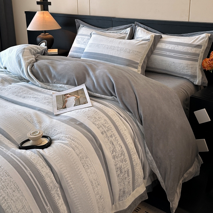 91家纺网 家纺一手货源 找家纺 绘萱家居 2025新品热款高密消光双拼边雕花牛奶绒四件套拼角纯色 维多利亚-灰