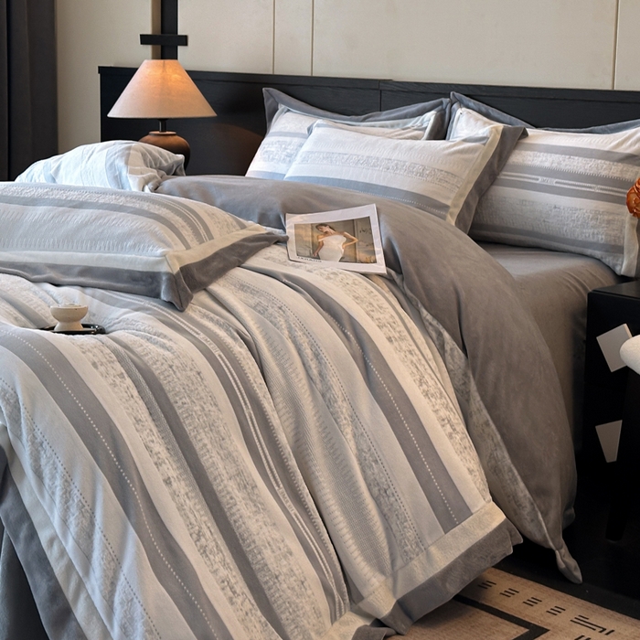 91家纺网 家纺一手货源 找家纺 绘萱家居 2025新品热款高密消光双拼边雕花牛奶绒四件套拼角纯色 维多利亚-灰