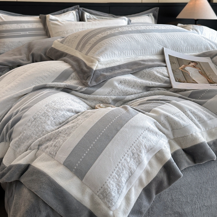 91家纺网 家纺一手货源 找家纺 绘萱家居 2025新品热款高密消光双拼边雕花牛奶绒四件套拼角纯色 维多利亚-灰