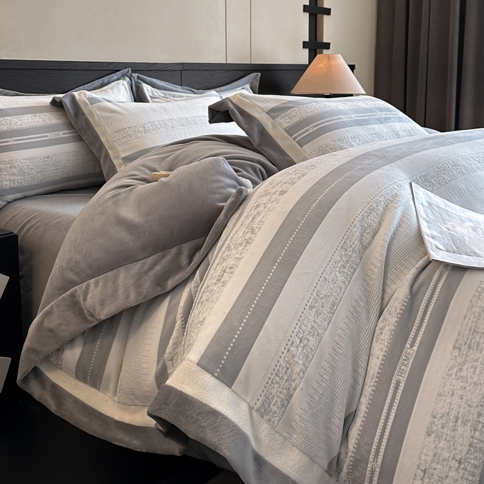 91家纺网 家纺一手货源 找家纺 绘萱家居 2025新品热款高密消光双拼边雕花牛奶绒四件套拼角纯色 维多利亚-灰