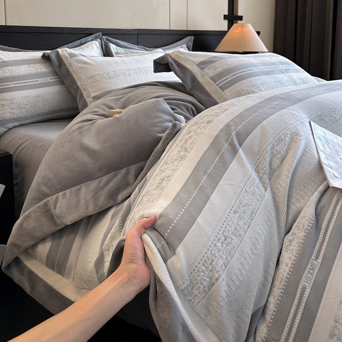 91家纺网 家纺一手货源 找家纺 绘萱家居 2025新品热款高密消光双拼边雕花牛奶绒四件套拼角纯色 维多利亚-灰