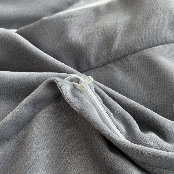 91家纺网 家纺一手货源 找家纺 绘萱家居 2025新品热款高密消光双拼边雕花牛奶绒四件套拼角纯色 维多利亚-灰