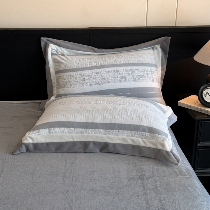 91家纺网 家纺一手货源 找家纺 绘萱家居 2025新品热款高密消光双拼边雕花牛奶绒四件套拼角纯色 维多利亚-灰