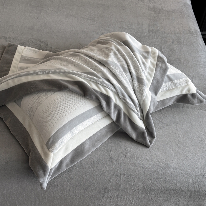 91家纺网 家纺一手货源 找家纺 绘萱家居 2025新品热款高密消光双拼边雕花牛奶绒四件套拼角纯色 维多利亚-灰