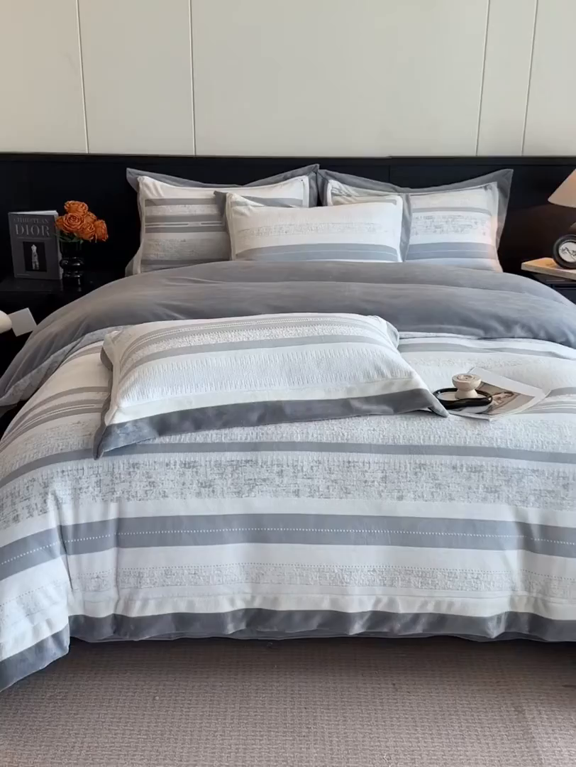 91家纺网 家纺一手货源 找家纺 绘萱家居 2025新品热款高密消光双拼边雕花牛奶绒四件套拼角纯色 维多利亚-灰