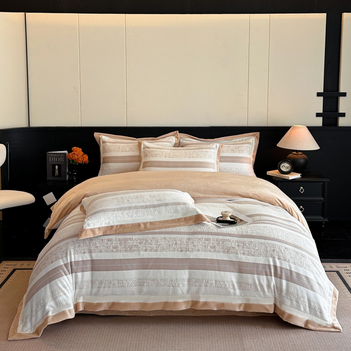 91家纺网 家纺一手货源 找家纺 绘萱家居 2025新品热款高密消光双拼边雕花牛奶绒四件套拼角纯色 维多利亚-卡其