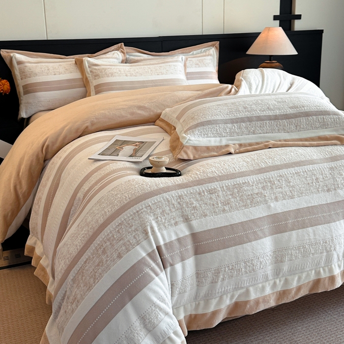 91家纺网 家纺一手货源 找家纺 绘萱家居 2025新品热款高密消光双拼边雕花牛奶绒四件套拼角纯色 维多利亚-卡其