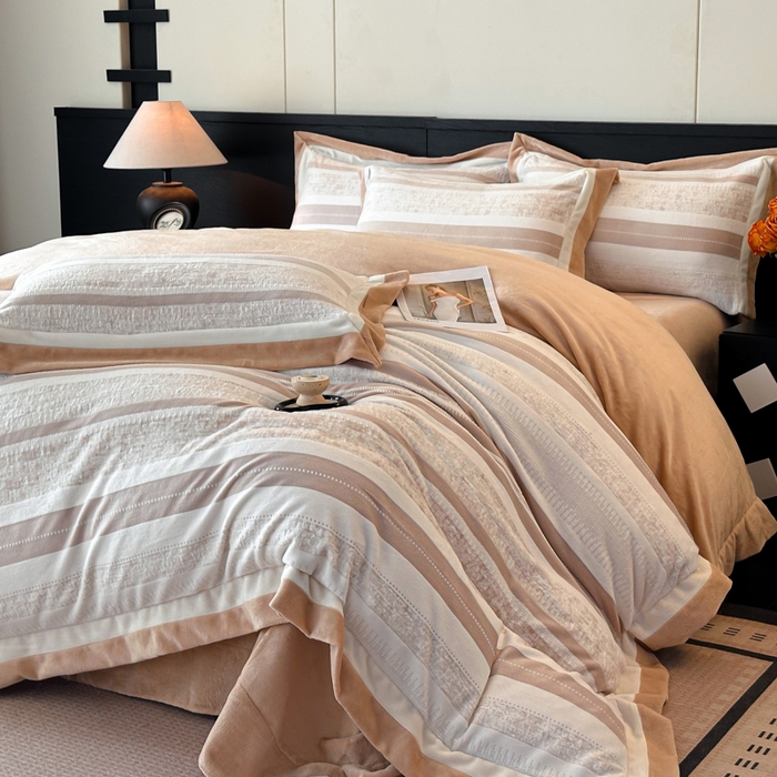 91家纺网 家纺一手货源 找家纺 绘萱家居 2025新品热款高密消光双拼边雕花牛奶绒四件套拼角纯色 维多利亚-卡其