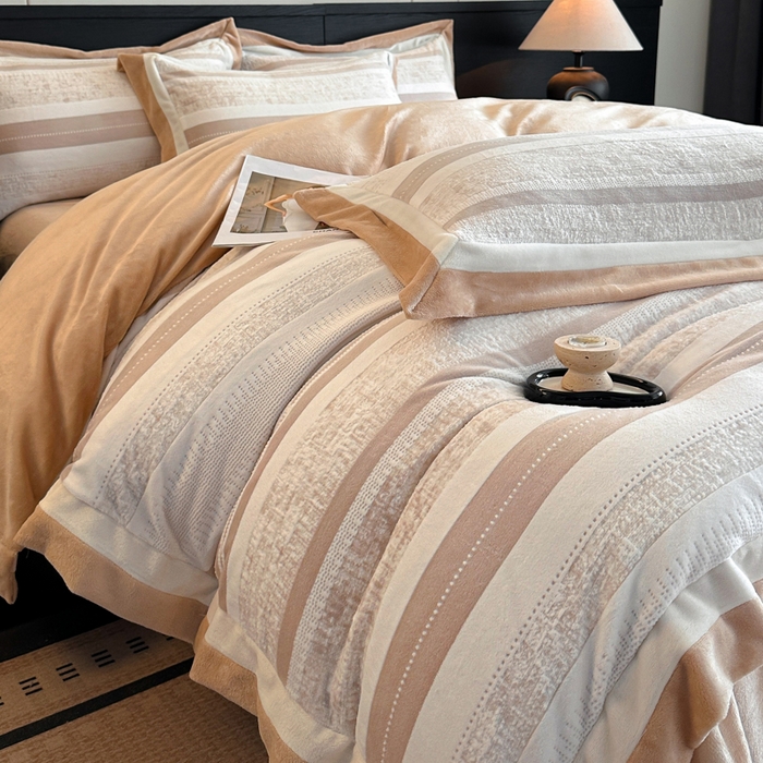 91家纺网 家纺一手货源 找家纺 绘萱家居 2025新品热款高密消光双拼边雕花牛奶绒四件套拼角纯色 维多利亚-卡其