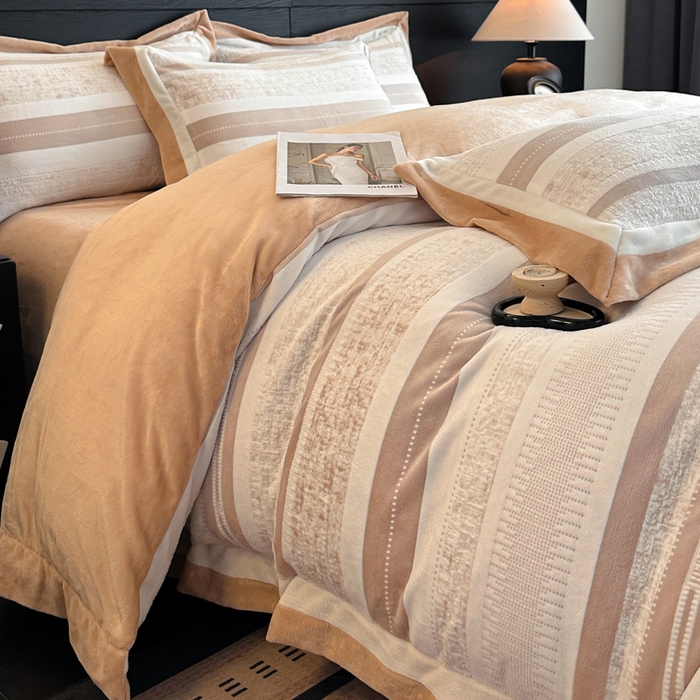 91家纺网 家纺一手货源 找家纺 绘萱家居 2025新品热款高密消光双拼边雕花牛奶绒四件套拼角纯色 维多利亚-卡其