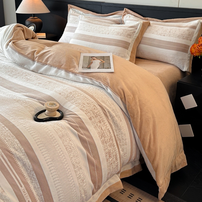 91家纺网 家纺一手货源 找家纺 绘萱家居 2025新品热款高密消光双拼边雕花牛奶绒四件套拼角纯色 维多利亚-卡其