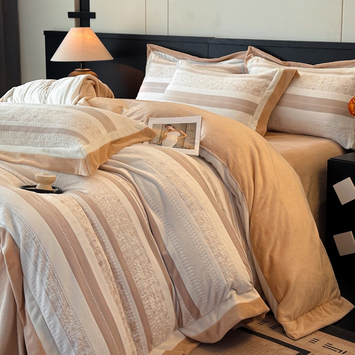 91家纺网 家纺一手货源 找家纺 绘萱家居 2025新品热款高密消光双拼边雕花牛奶绒四件套拼角纯色 维多利亚-卡其