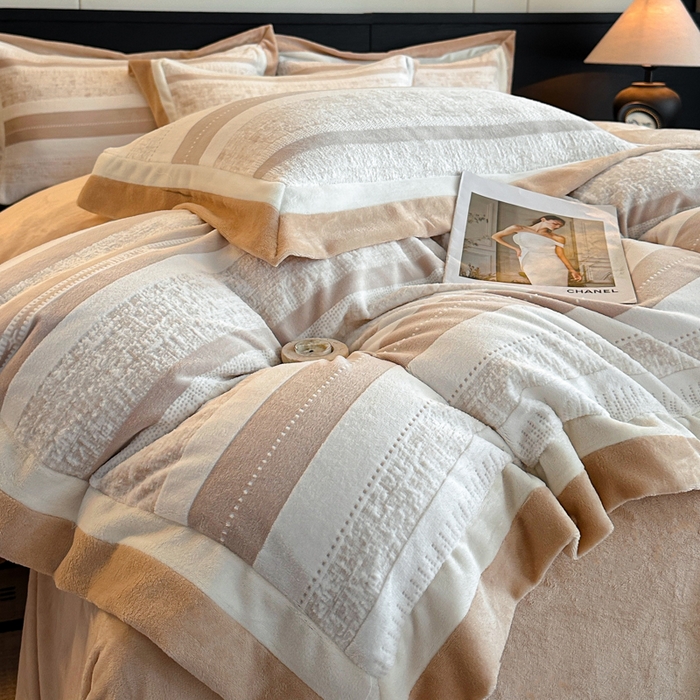 91家纺网 家纺一手货源 找家纺 绘萱家居 2025新品热款高密消光双拼边雕花牛奶绒四件套拼角纯色 维多利亚-卡其