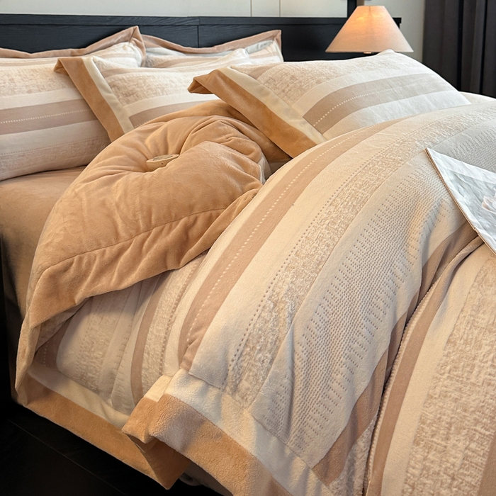 91家纺网 家纺一手货源 找家纺 绘萱家居 2025新品热款高密消光双拼边雕花牛奶绒四件套拼角纯色 维多利亚-卡其