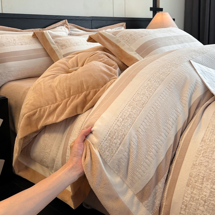 91家纺网 家纺一手货源 找家纺 绘萱家居 2025新品热款高密消光双拼边雕花牛奶绒四件套拼角纯色 维多利亚-卡其