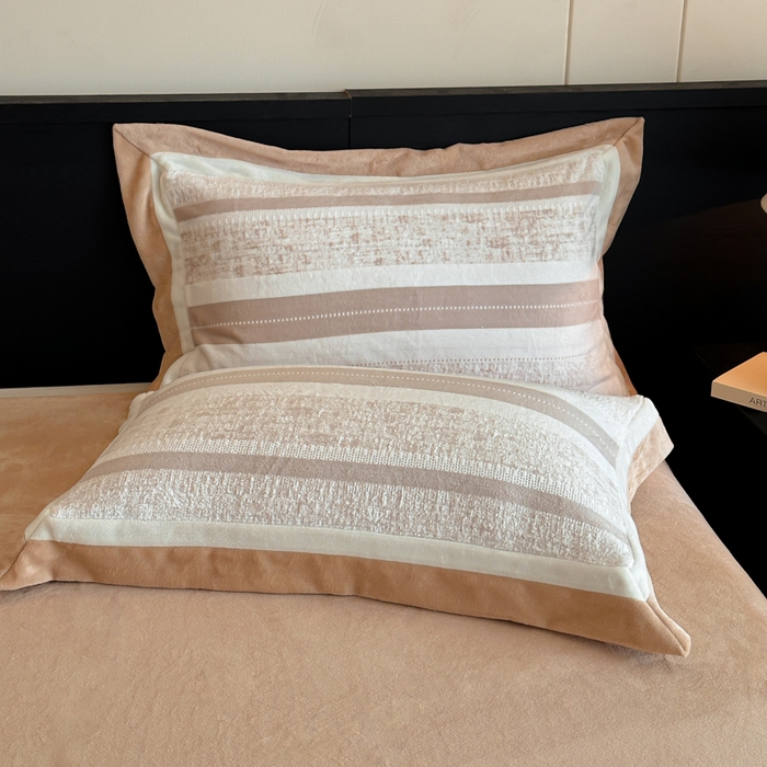 91家纺网 家纺一手货源 找家纺 绘萱家居 2025新品热款高密消光双拼边雕花牛奶绒四件套拼角纯色 维多利亚-卡其