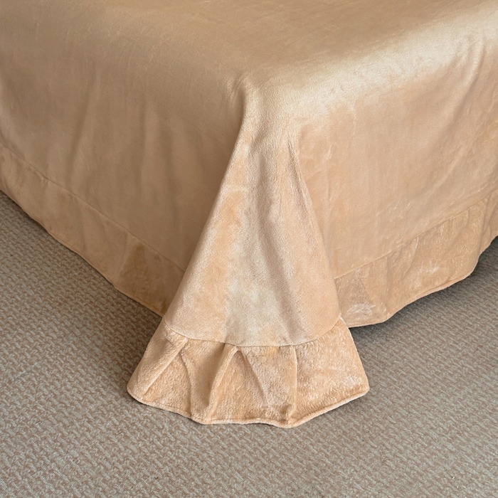 91家纺网 家纺一手货源 找家纺 绘萱家居 2025新品热款高密消光双拼边雕花牛奶绒四件套拼角纯色 维多利亚-卡其