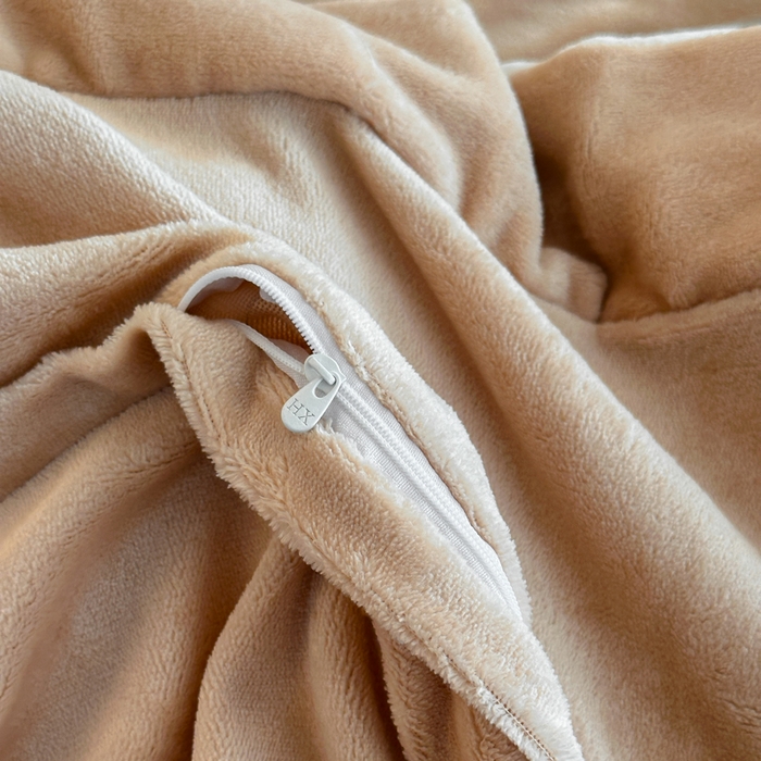 91家纺网 家纺一手货源 找家纺 绘萱家居 2025新品热款高密消光双拼边雕花牛奶绒四件套拼角纯色 维多利亚-卡其