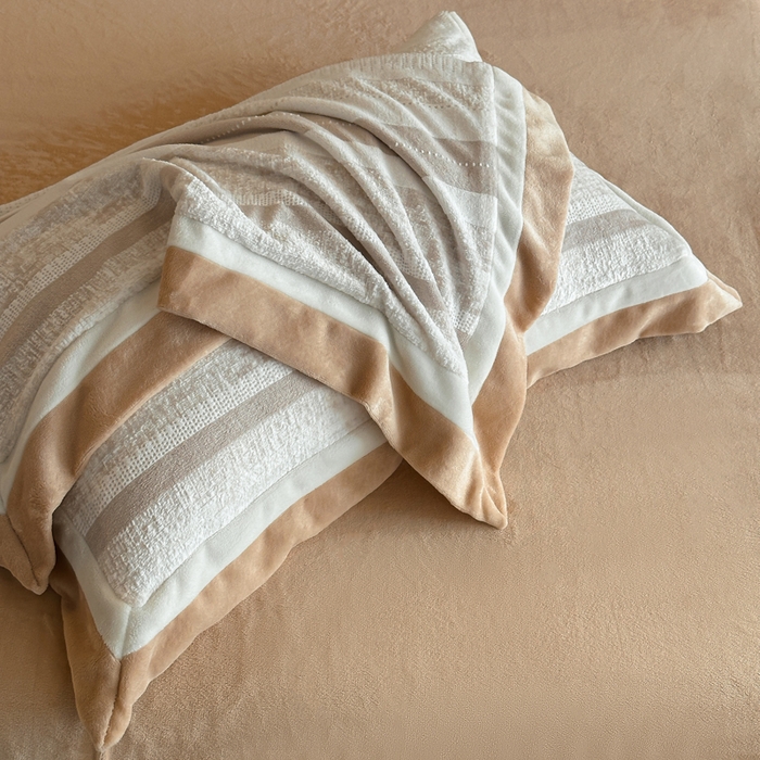 91家纺网 家纺一手货源 找家纺 绘萱家居 2025新品热款高密消光双拼边雕花牛奶绒四件套拼角纯色 维多利亚-卡其