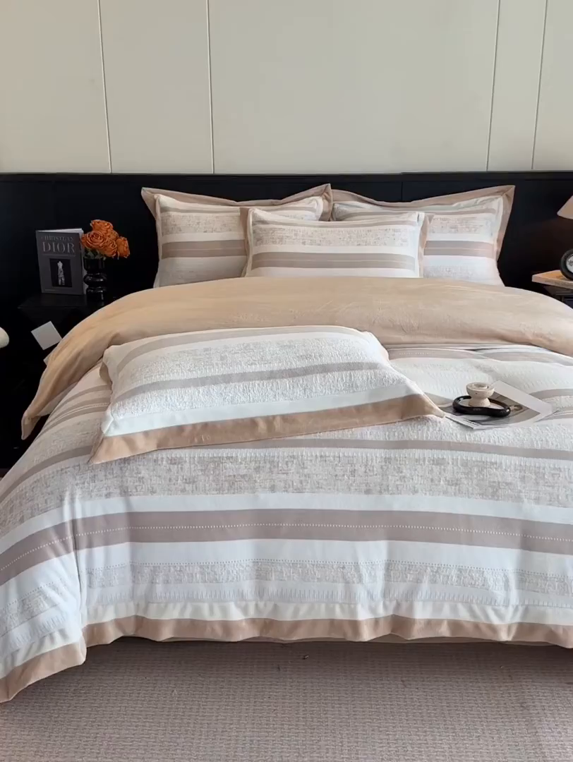 91家纺网 家纺一手货源 找家纺 绘萱家居 2025新品热款高密消光双拼边雕花牛奶绒四件套拼角纯色 维多利亚-卡其