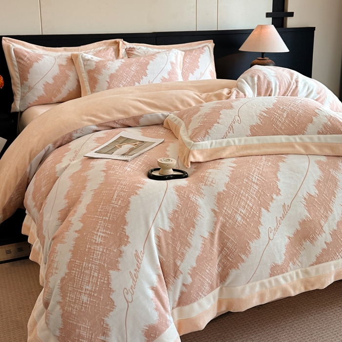 91家纺网 家纺一手货源 找家纺 绘萱家居 2025新品热款高密消光双拼边雕花牛奶绒四件套拼角纯色 意境-橙