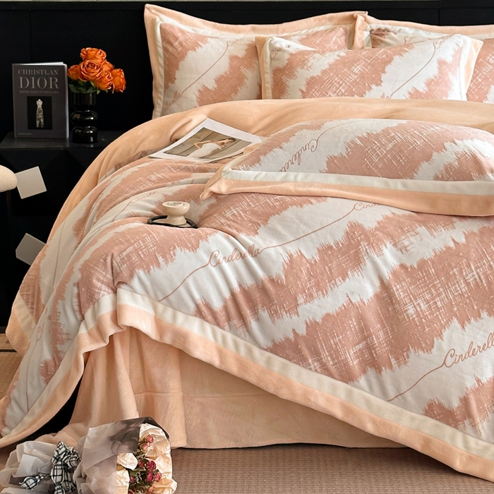 91家纺网 家纺一手货源 找家纺 绘萱家居 2025新品热款高密消光双拼边雕花牛奶绒四件套拼角纯色 意境-橙